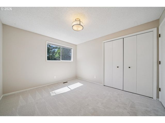 6642 OAKRIDGE Dr, Gladstone, OR 97027