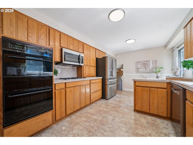 6642 OAKRIDGE Dr, Gladstone, OR 97027