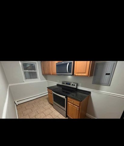 77 Green St 11, Lynn, MA 01902