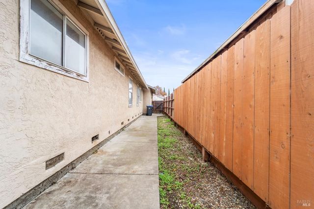 1120 Camellia Ln, Suisun City, CA 94585