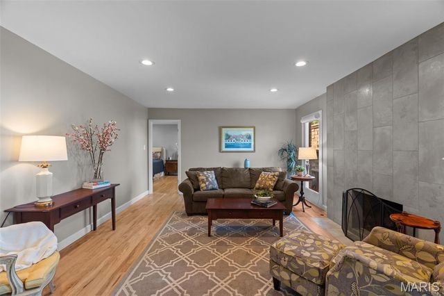 723 Wayfield Drive, St Louis, MO 63132