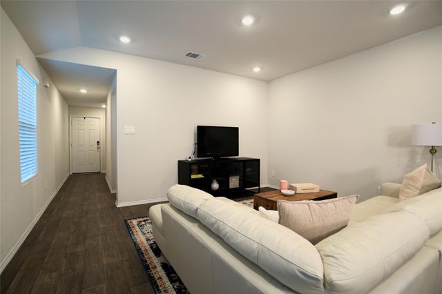 233 Calgary LN, San Marcos, TX 78666