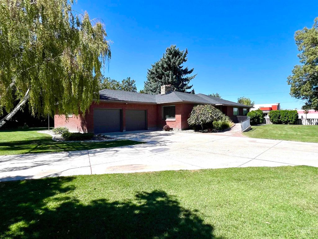2240 Overland Ave, Burley, ID 83318