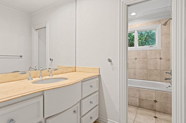 64 Saddlebrook Lane, Houston, TX 77024