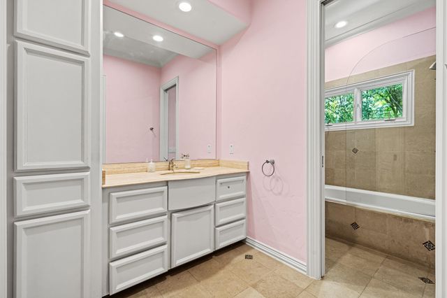 64 Saddlebrook Lane, Houston, TX 77024