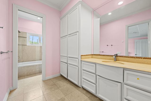 64 Saddlebrook Lane, Houston, TX 77024