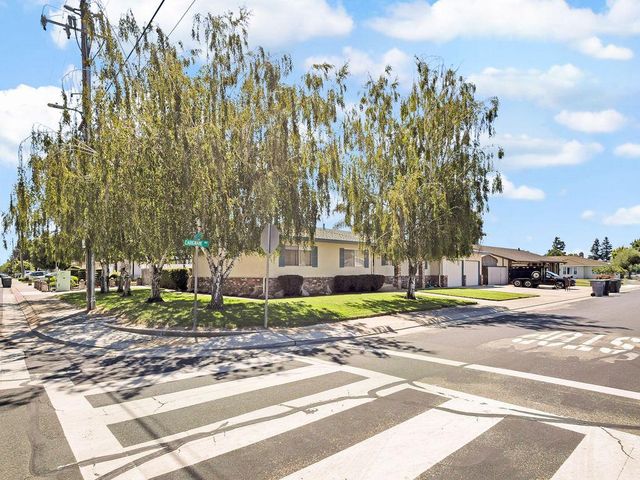 1700 Carignane Way, Escalon, CA 95320