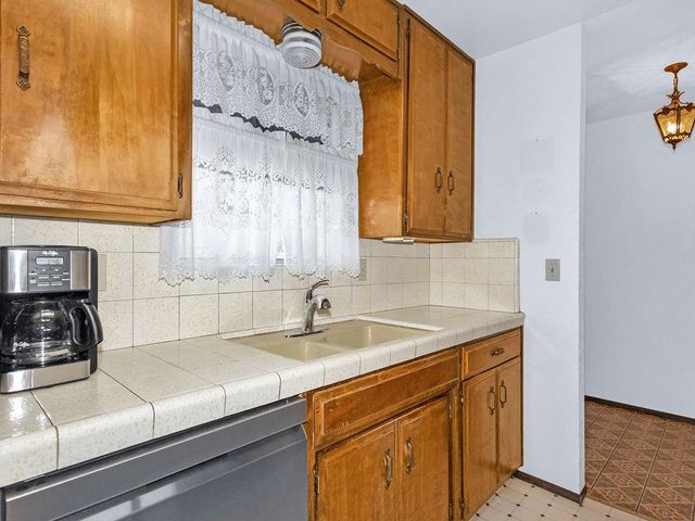 1700 Carignane Way, Escalon, CA 95320