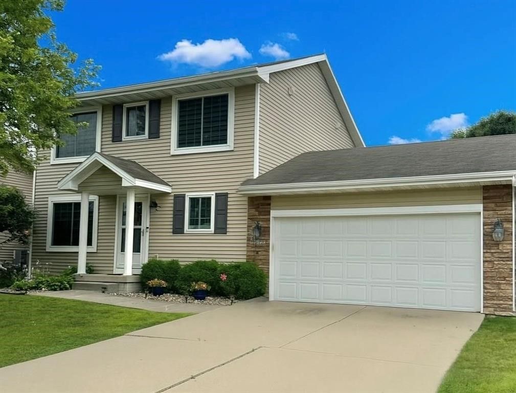 9734 Red Sunset Court, West Des Moines, IA 50266
