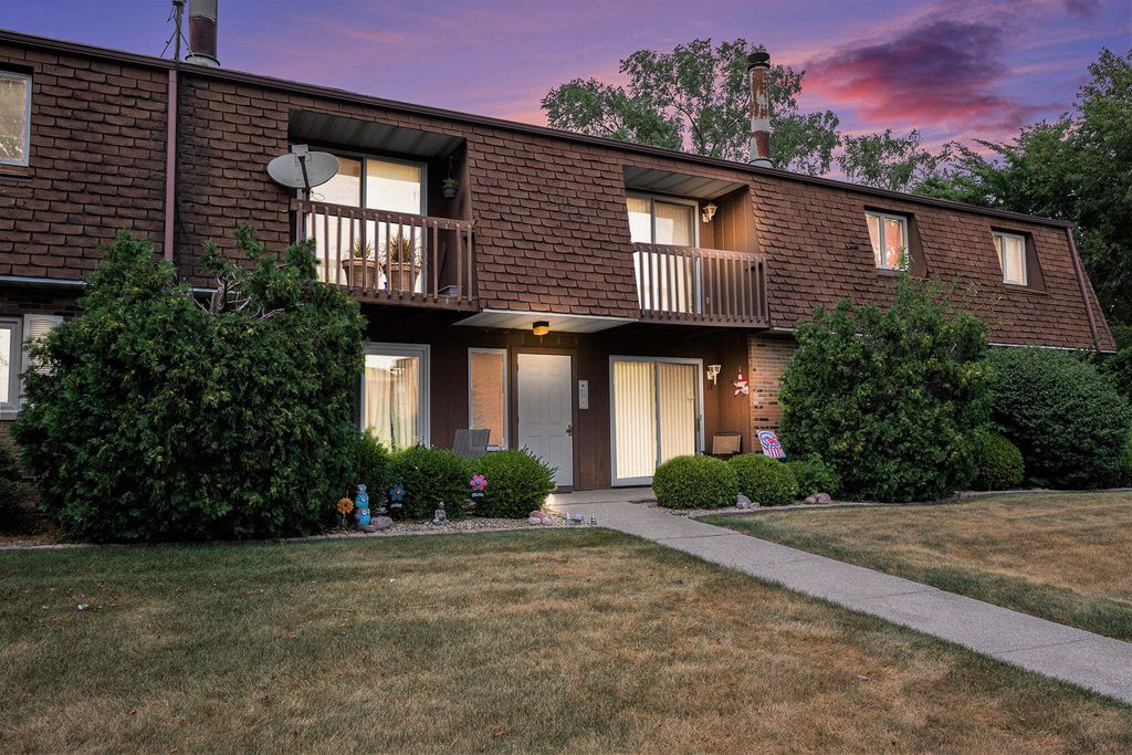 1444 Woodview Drive 10, Crown Point, IN 46307