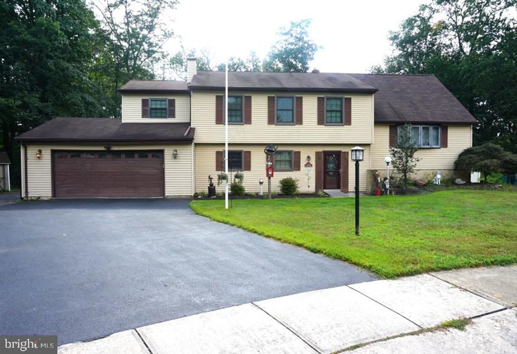 14 BAINBRIDGE CT, Hamilton, NJ 08690