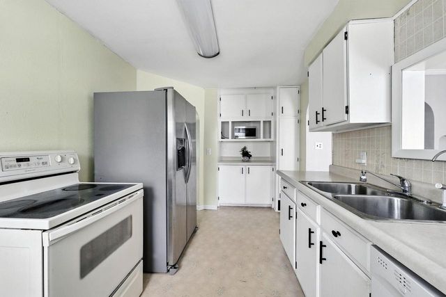 615 Roosevelt DRIVE, West Bend, WI 53090