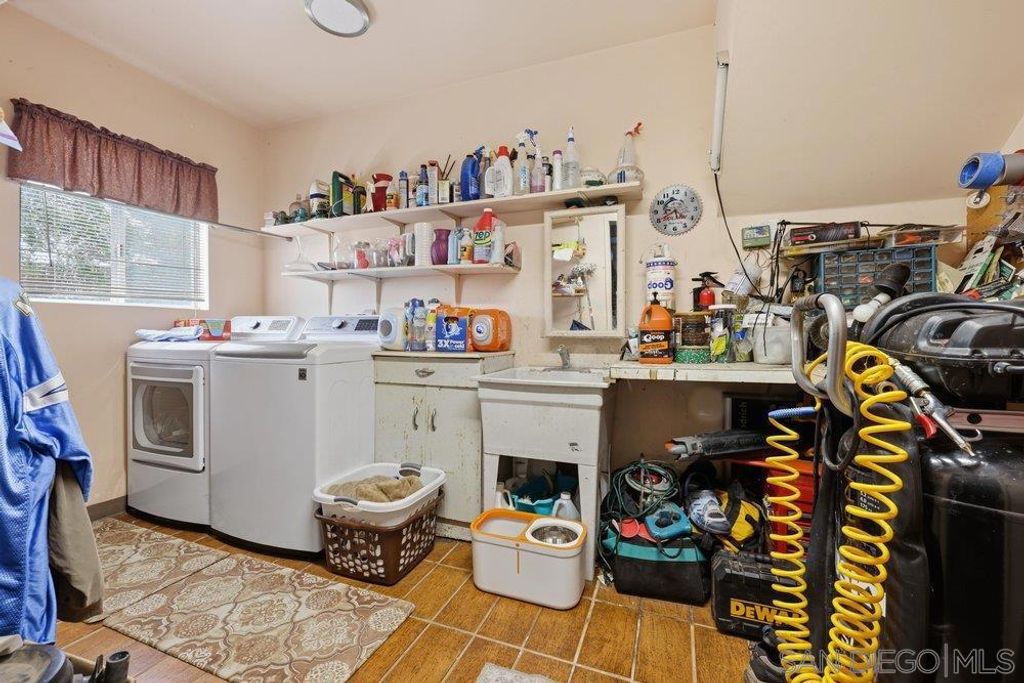 Image 19 of property listing at 625 Corona CT, Vista, CA 92081