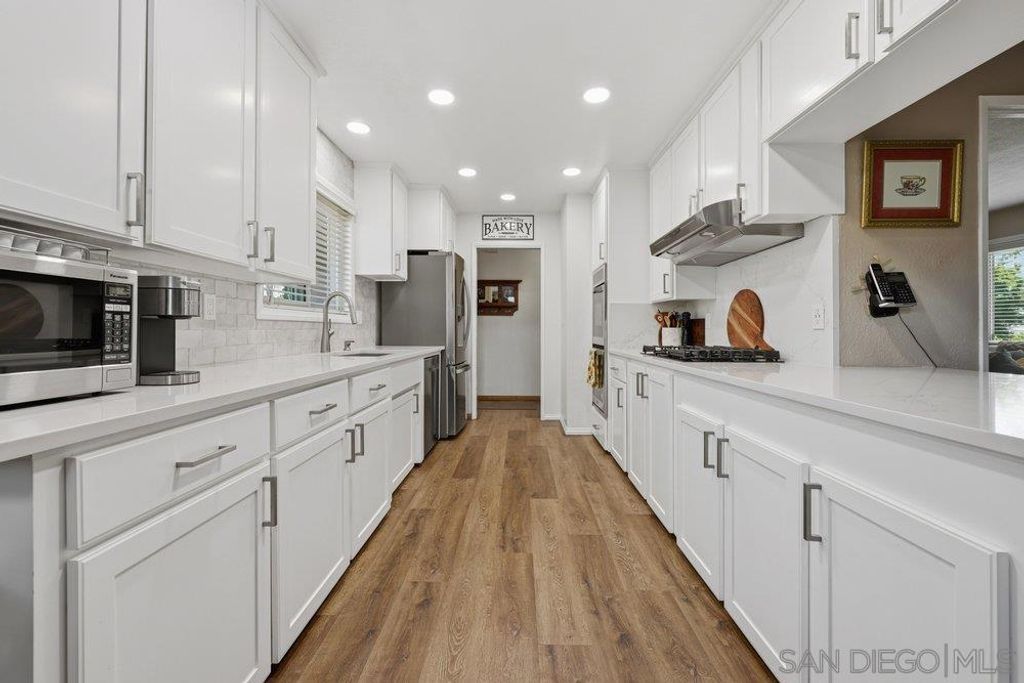 Image 4 of property listing at 625 Corona CT, Vista, CA 92081