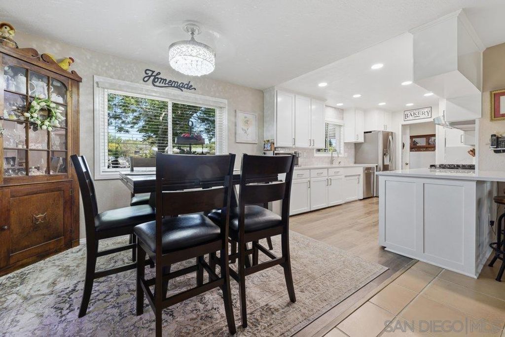 Image 6 of property listing at 625 Corona CT, Vista, CA 92081