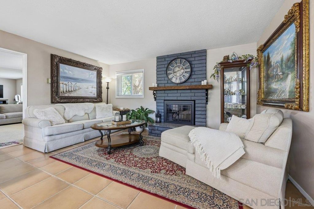 Image 7 of property listing at 625 Corona CT, Vista, CA 92081