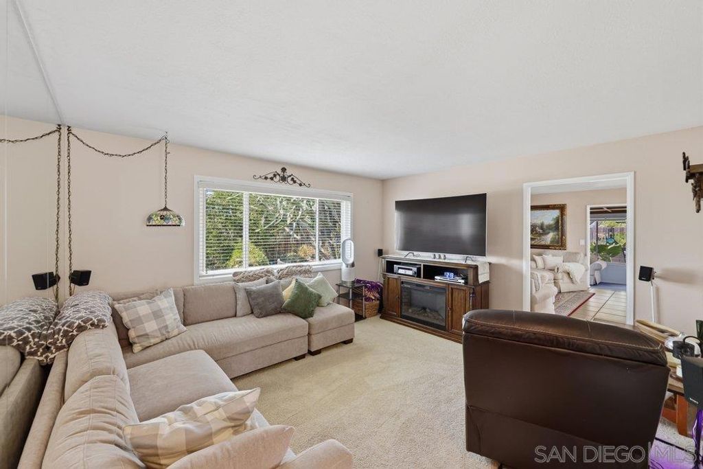 Image 8 of property listing at 625 Corona CT, Vista, CA 92081