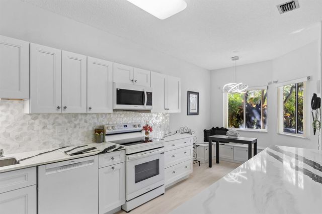 6809 Via Regina, Boca Raton, FL 33433