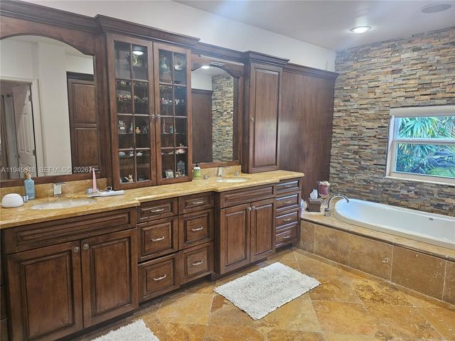 3070 Perriwinkle Cir, Davie, FL 33328