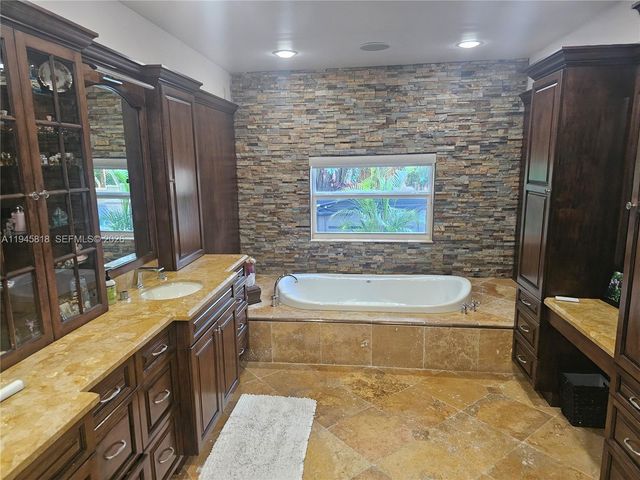 3070 Perriwinkle Cir, Davie, FL 33328