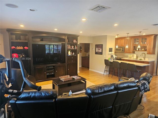 3070 Perriwinkle Cir, Davie, FL 33328