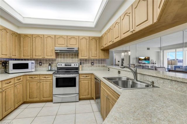 9380 Gulf Shore DR 102, Naples, FL 34108