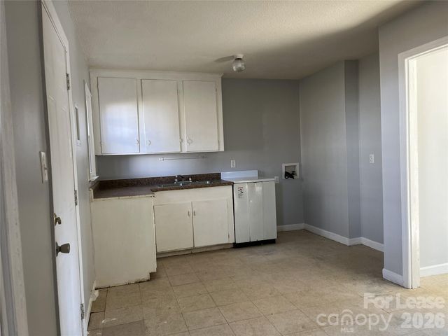2667 Dr Carver Road, Charlotte, NC 28208