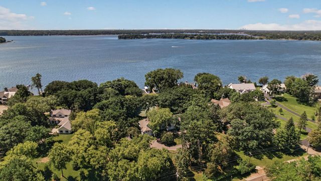 40 Dellwood Avenue, Dellwood, MN 55110