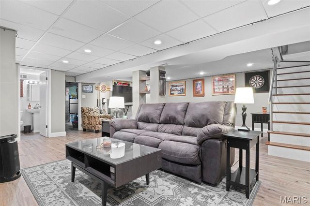 9401 Sophine Lane, St Louis, MO 63123
