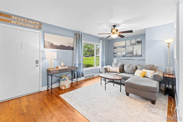 9401 Sophine Lane, St Louis, MO 63123