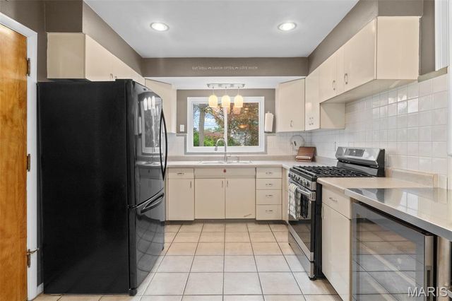 9401 Sophine Lane, St Louis, MO 63123