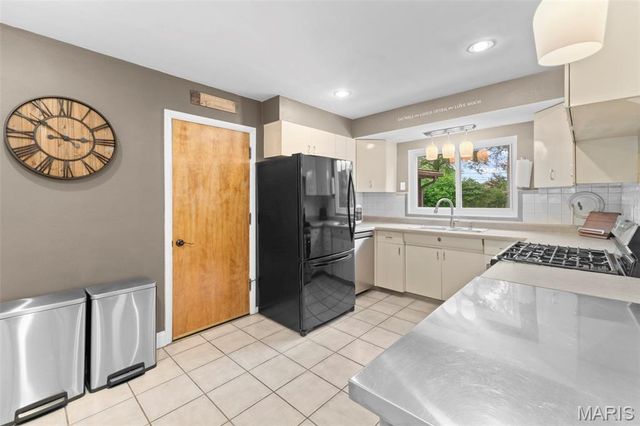 9401 Sophine Lane, St Louis, MO 63123