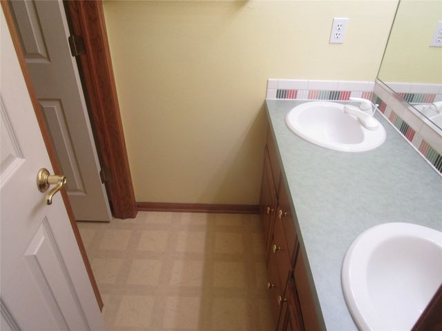 13328 Rocklyn Drive, Urbandale, IA 50323