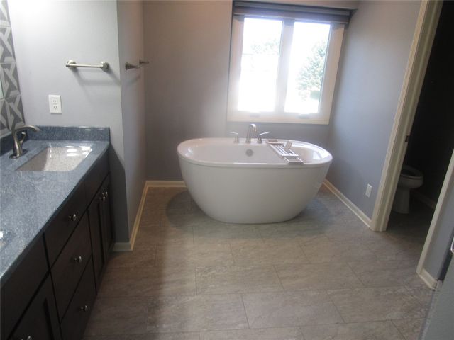 13328 Rocklyn Drive, Urbandale, IA 50323