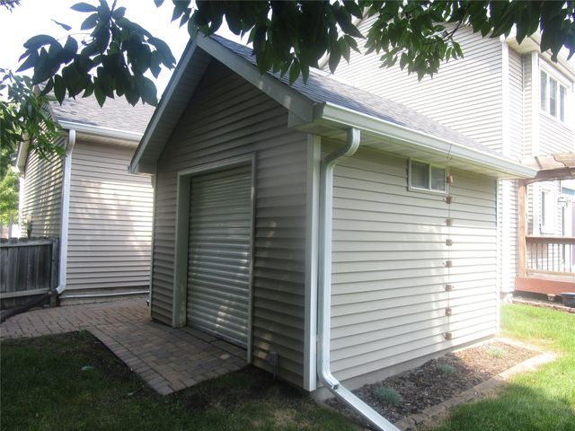 13328 Rocklyn Drive, Urbandale, IA 50323
