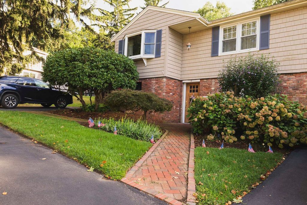 14 Stark Ave, Wakefield, MA 01880