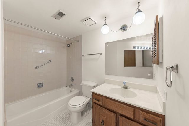 393 Duane Street 203, Glen Ellyn, IL 60137