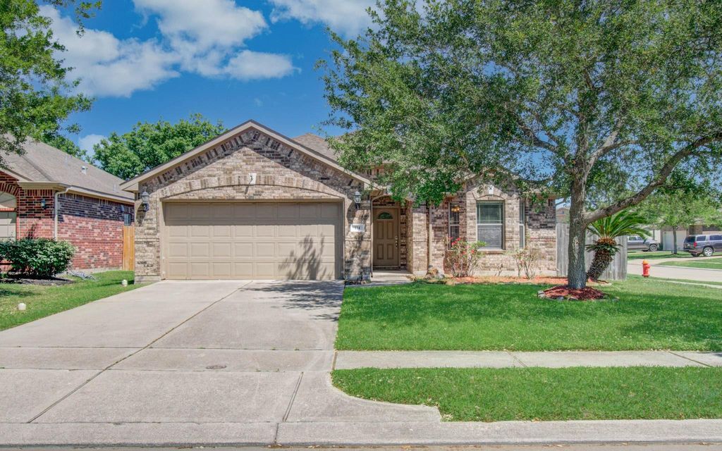 114 Paleos Flint Drive, La Marque, TX 77568