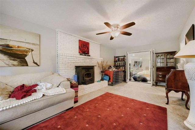 620 Ravenwood Drive, Woodstock, GA 30188