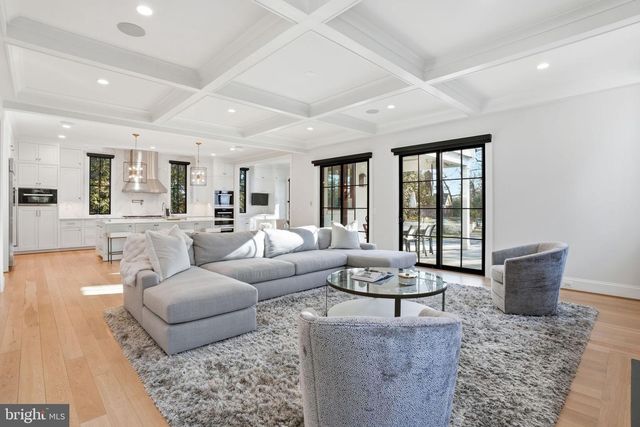 2812 24TH ST N, Arlington, VA 22207