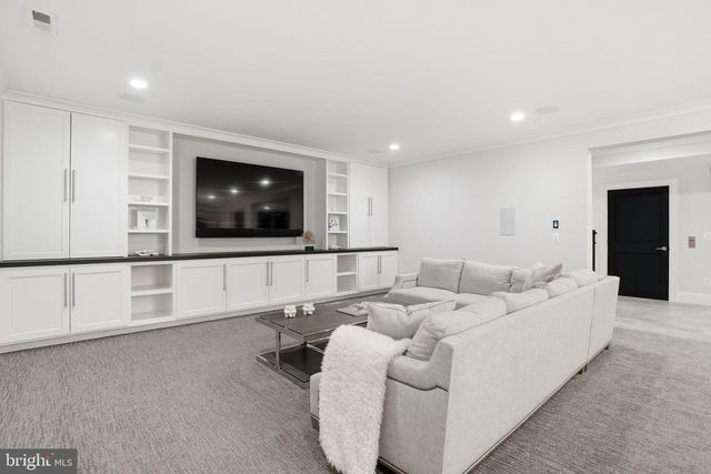 2812 24TH ST N, Arlington, VA 22207