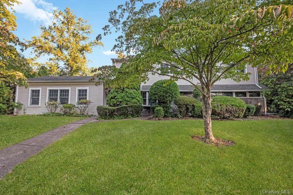 19 Strawberry Lane, Roslyn Heights, NY 11577 — exterior