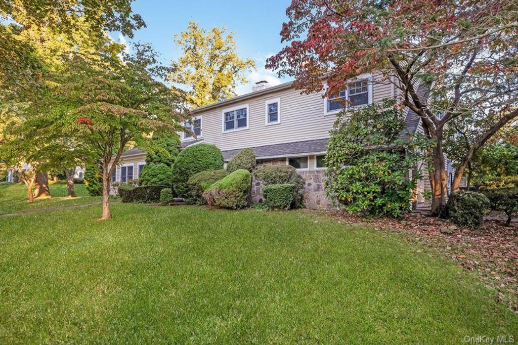 19 Strawberry Lane, Roslyn Heights, NY 11577 — photo 2