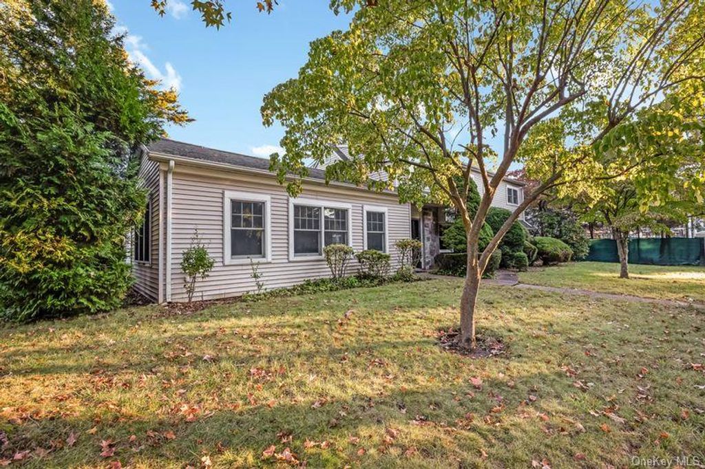 19 Strawberry Lane, Roslyn Heights, NY 11577 — photo 3