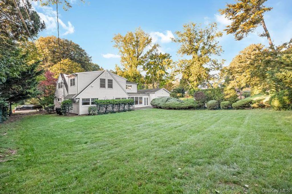 19 Strawberry Lane, Roslyn Heights, NY 11577 — photo 5