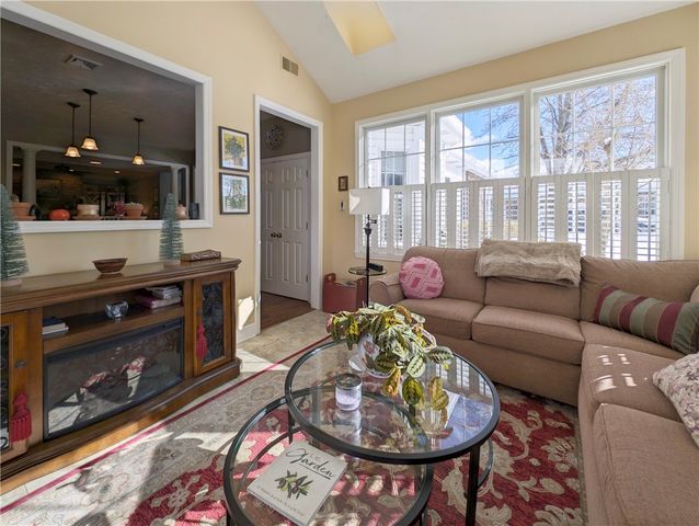 502 Independence Ct, Valencia Boro, PA 16059