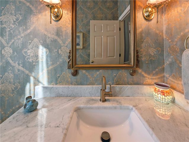 502 Independence Ct, Valencia Boro, PA 16059