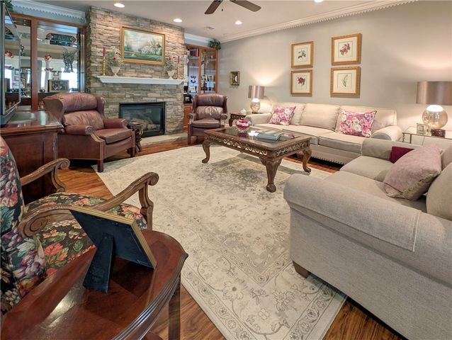 502 Independence Ct, Valencia Boro, PA 16059