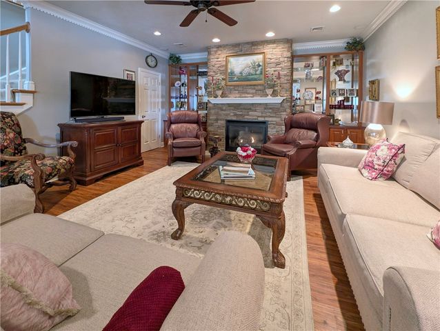 502 Independence Ct, Valencia Boro, PA 16059