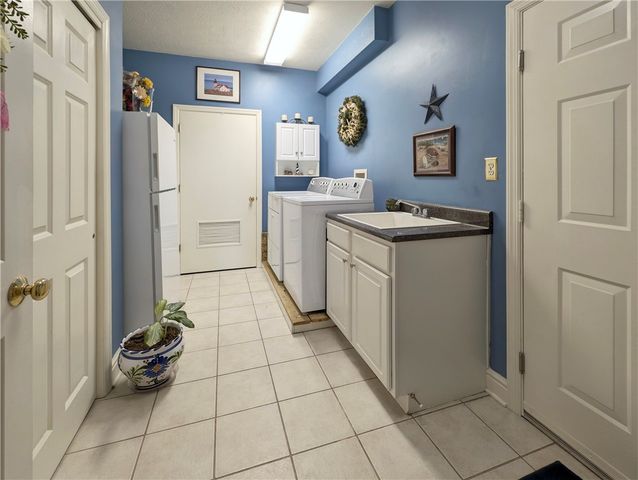 502 Independence Ct, Valencia Boro, PA 16059